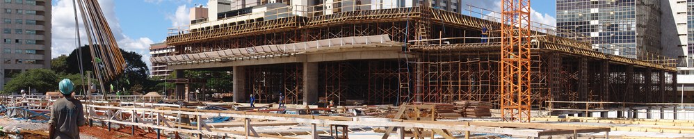 Canteiro de obras com estrutura de concreto e andaimes